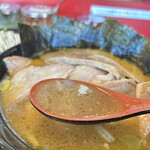家系ラーメン王道 王道之印 - 醤油先行のスープ