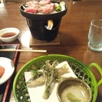ひらゆの森 - 山菜の天ぷらです。奥では肉を焼き始めました。