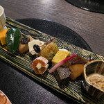 日本料理 まめぞう - 左からコノワタのせ茶碗蒸し、カボチャのカステラ、松風、海老芋田楽、いぶりがっこ入りクリームチーズサンド、エビの変わり揚げ、卵焼き、メダイの幽庵焼き、すっぽん出汁のおから、手前バター入り干し柿、胡麻麩