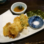 Meshi To Sake Takahiro - 牡蠣と帆立の天ぷら 海苔つき ¥720