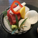 日本料理 まめぞう - 細工の綺麗な刺身のツマ、鮮度の良い美味しいマグロとイカ