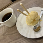 Manraku - オリジナルブレンドコーヒー¥500・ふらんぼんの濃厚アイスクリーム¥600