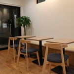 Cherry Lab Coffee - テーブル席。