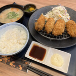 Tantoto Wakura - 特大粒カキフライと豚汁の定食（¥1529）