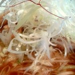 ラーメン由 - ネギが良いアクセント