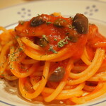 リストランテ コルテジーア - スパゲットーニ　プーリア産トマト、オリーブ、ケーパー風味