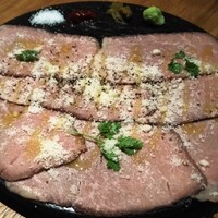 Seafood bar Ermitage 横浜鶴屋町店 - シェフ自慢のローストビーフ
