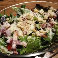 Seafood bar Ermitage 横浜鶴屋町店 - レモン香る温玉ベーコンとシーザーサラダ