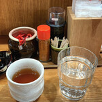 Kogashi Yaki Soba Kiichi - お茶とお水を提供されます
                        ティッシュはレジのところ