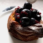 ブーランジェリー スドウ - 摘み立てブルーベリーのデニッシュ