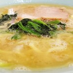 横浜らーめん 本牧家 - ラーメン並固め多め(近景)