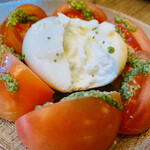 ハガレ - 【ブラッタータのカプレーゼ】1,720円「バジルソース」が「ブラッタータ•チーズ」の美味しさを際立たせています。