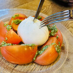 ハガレ - 【ブラッタータのカプレーゼ】1,720円。切ります。