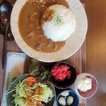 Cafe with dog ena - ボリュームがあって凄く美味しいビーフカレーですお肉もホロホロでサラダとポテサラが凄くあっていてとてもおいしかったです✨