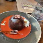 Cafe with dog ena - チョコのドームケーキです。中はムースの中にも小さい玉のチョコが入ってチョコ好きにはたまらないケーキです