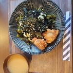 Cafe with dog ena - タカナ丼です❗タカナとノリと隠し味のマヨネーズが絶妙な味わいで、まさかの唐揚げ２個付いてくるというなんと贅沢なタカナ丼です