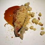 yokoyama - 兵庫短角牛 ロックフォールやカマンベールチーズを入れた金砂（中華の香辛料）  黒ニンニクのソース 発酵させたじゃがいものピューレ