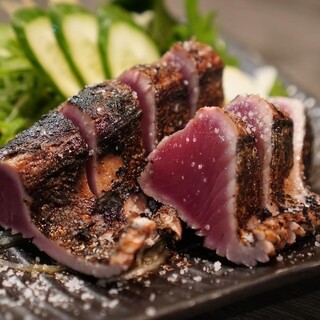 We are also proud of the straw-grilled bonito tataki! Enjoy with salt and ponzu♪