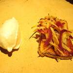 yokoyama - 白人参のアイス 紫人参等の千切りをのせたクリームチーズのブリュレ