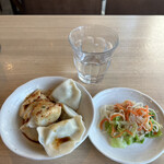 Ronaru Katei Ryouri - ランチ汁なし麻婆麺１０５０円。セットのサラダと食べ放題の水餃子。サラダは旨味があるタレですがサッパリとしています。