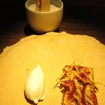 yokoyama - 白人参のアイス 紫人参等の千切りをのせたクリームチーズのブリュレ・苺最中 百合根 蓮根飴