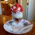 ナチュラルソフトクリームカフェ ミルカ - 苺パフェ