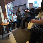 麺処 図鑑 - 階段の上のスペース