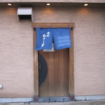 味処 むさし野 - 入口(暖簾が出てないと店かどうかもわからない)