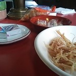 おつまみのチーズとさきイカ、常連さんの差し入れのお菓子