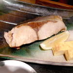 日本海庄や - ブリの塩焼きアップ。変な表現だが、いかにも魚らしい味