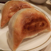 中国飯店 富麗華 - 肉汁たっぷり焼き餃子