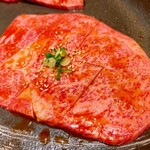 Yakiniku Kamogawa - 上ロース (1600円)   こちらもお店のイチオシ☝︎
      上ロースでこの柔らかさ、この旨みは凄い!!