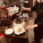 龍天楼 - 壺から紹興酒を注ぐバイトの女性
      昨日開封したばかしの五年物