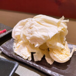 焼肉 加茂川 - キャベツはサービス♡ タレを付けて食べると美味しい♪