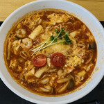 Sommin Kicchin - トマト・玉子・チーズ・魚貝が入った濃厚スープのトマトラーメン