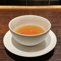 YAKITORI 燃 es - 姫っこ地鶏のコンソメ
                久しぶりにいただきましたが旨味の中にある酸味はなんだろう？
                この酸味が後味をさっぱりとさせています。
                濃厚ではないのですがほんのりとコクも感じる味わい、このコンソメ奥が深いです！