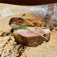 YAKITORI 燃 es - 姫っこ地鶏もも肉 キャビアライム マイクロパクチー
                仕立てが変わりましたね！
                キャビアライムの爽やかさにパクチーのエスニックな風味が、姫っこ地鶏のしっとりジューシーな旨味に絶妙な重なり、こいつは旨い！