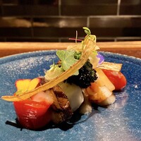 YAKITORI 燃 es - 梶谷農園さんのハーブ、パプリカ・茄子・プロっコリー・里芋・さつま芋　・蓮根・百合根・人参・ミニトマト・ごぼうチップス。
                  ローストした野菜の甘みがよ〜く出てます！
                  彩りも華やかで食欲をそそります♪