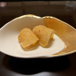 よし町 - スライス唐墨を平目で包んで擦った唐墨もかけて！
      スライス唐墨が最後口に残るかと思ったけど平目と同時にほどけたああ〜！！
      それぞれの素材を均一にするの凄くない？普通カラスミだとボソボソ残るじゃん？すげー