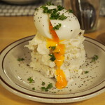 BOKKE - 半熟玉子がのっかったポテサラ
