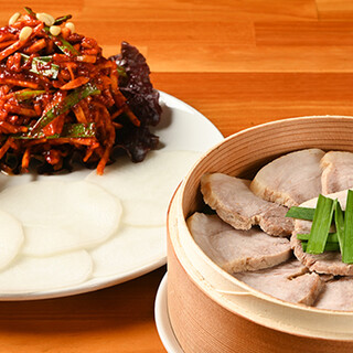 All handmade! Enjoy a variety of Korean Cuisine such as bossam and gamjatang♪