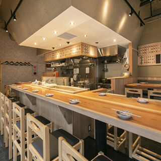 ライブ感満載のフルフラットカウンターで過ごす、粋なひととき