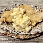 そば 六郷 - チャイロマルハタのフライ 自家製烏骨鶏のタルタルで