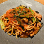 Grill & Pasta es - ケイジャンのトマトパスタ、新世界