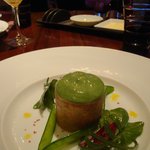ラ ターブル ドゥ ジョエル・ロブション - ソーモンタルタル　アヴォカドのフォンダンきゅうりのサラダ仕立て、わさび風味のエスプーマと共に