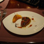 ラ ターブル ドゥ ジョエル・ロブション - フランス産フォワグラのロティ　黄桃のコンポートをレモン風味にしてショウガのコンフィを添えて