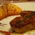 フランス産フォワグラのロティ　黄桃のコンポートをレモン風味にしてショウガのコンフィを添えて