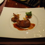 ラ ターブル ドゥ ジョエル・ロブション - ラカン産仔鳩のロティ　軽いベシャメルで和えたホウレン草のソテーと季節の茸添え
