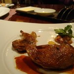 ラカン産仔鳩のロティ　軽いベシャメルで和えたホウレン草のソテーと季節の茸添え