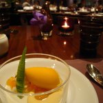 ココナッツのジュレ、マンゴーパッションのソルベとパパイヤを添えて